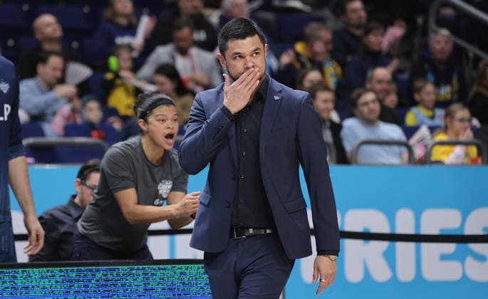 Trainer Danny Jansson nachdenklich Aktion Oberkörper Basketball BBL Bundesliga Herren 15. Spieltag Saison 2025 2026 11.01.2026 ALBA Berlin vs MLP Academics Heidelberg