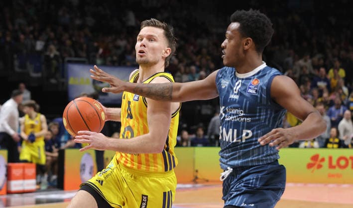 Martin Hermannsson am Ball, Damariae Horne Zweikampf Spielszene Aktion Basketball BBL Bundesliga Herren 15. Spieltag Saison 2025 2026 11.01.2026 ALBA Berlin vs MLP Academics Heidelberg