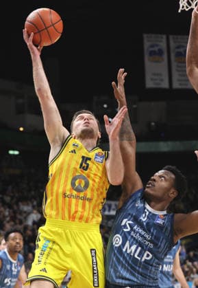 Martin Hermannsson am Ball, Damariae Horne Zweikampf Spielszene Aktion Basketball BBL Bundesliga Herren 15. Spieltag Saison 2025 2026 11.01.2026 ALBA Berlin vs MLP Academics Heidelberg