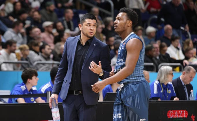 Trainer Danny Jansson redet mit Damariae Horne Aktion Oberkörper Basketball BBL Bundesliga Herren 15. Spieltag Saison 2025 2026 11.01.2026 ALBA Berlin vs MLP Academics Heidelberg