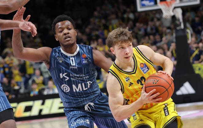 Damariae Horne, Bennet Hundt am Ball Zweikampf Spielszene Aktion Basketball BBL Bundesliga Herren 15. Spieltag Saison 2025 2026 11.01.2026 ALBA Berlin vs MLP Academics Heidelberg