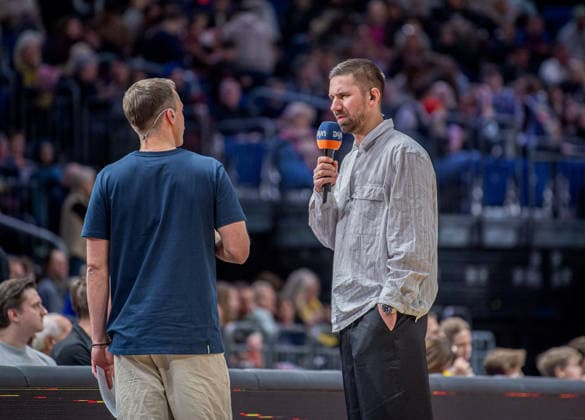 Basketball, Herren, Saison 2025 2026, easyCredit BBL (15. Spieltag), Alba Berlin - MLP Academics Heidelberg, Handballer Fabian Wiede (Füchse Berlin) in der Halbzeit bei Dyn im Interview, 11.01.2026, Copyright: xSebastianxRäppold MatthiasxKochx