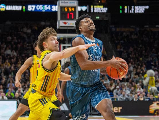 Basketball, Herren, Saison 2025 2026, easyCredit BBL (15. Spieltag), Alba Berlin - MLP Academics Heidelberg, v.l. Bennet Hundt (Alba), Eric Reed II (Heidelberg), 11.01.2026, Copyright: xSebastianxRäppold MatthiasxKochx