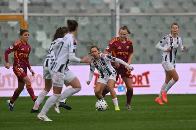 Pinto Juventus contrastata da Rieke Roma durante la partita di Supercoppa Woman Juventus e Roma allo stadio Giovanni Cornacchia di Pescara, Italia - Domenica 11 Gennaio 2026. - Calcio. (Foto di Fabio Urbini Lapresse)  Copyright: xFabioxUrbini LaPressex