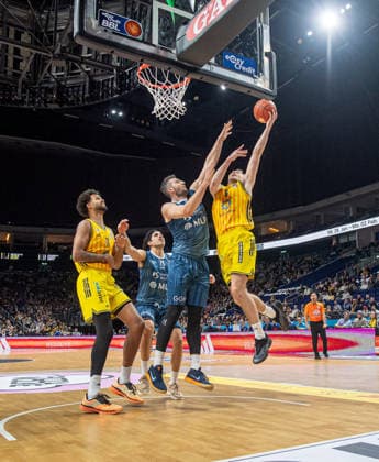Basketball, Herren, Saison 2025 2026, easyCredit BBL (15. Spieltag), Alba Berlin - MLP Academics Heidelberg, v.l. Norris Agbakoko (Alba), Paul Zipser (Heidelberg), Malte Delow (Alba), 11.01.2026, Copyright: xSebastianxRäppold MatthiasxKochx