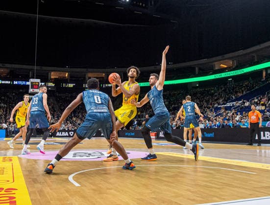 Basketball, Herren, Saison 2025 2026, easyCredit BBL (15. Spieltag), Alba Berlin - MLP Academics Heidelberg, v.l. Ryan Mikesell (Heidelberg), Damariae Horne (Heidelberg), Norris Agbakoko (Alba), Paul Zipser (Heidelberg), 11.01.2026, Copyright: xSebastianxRäppold MatthiasxKochx