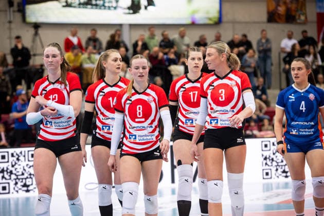 Hannah Ammerman (ETV Hamburger Volksbank Volleys, 12), Fiona Dittmann (ETV Hamburger Volksbank Volleys, 14), Zoe Konjer (ETV Hamburger Volksbank Volleys, 08), Louisa Krams (ETV Hamburger Volksbank Volleys, 17), Lina Koester (ETV Hamburger Volksbank Volleys, 03), Sarah Stiriz (ETV Hamburger Volksbank Volleys, 04), vlnr. - sichtlich enttaeuscht nach verlorenem Satz GER, Allianz MTV Stuttgart - ETV Hamburger Volksbank Volleys, Volleyball Bundesliga, VBL, Spielzeit 2025 2026, 11.01.2026 GER, Allianz MTV Stuttgart - ETV Hamburger Volksbank Volleys, Volleyball Bundesliga, VBL, Spielzeit 2025 2026, 11.01.2026 Stuttgart Copyright: xSandyxDinkelackerx EP_SDR