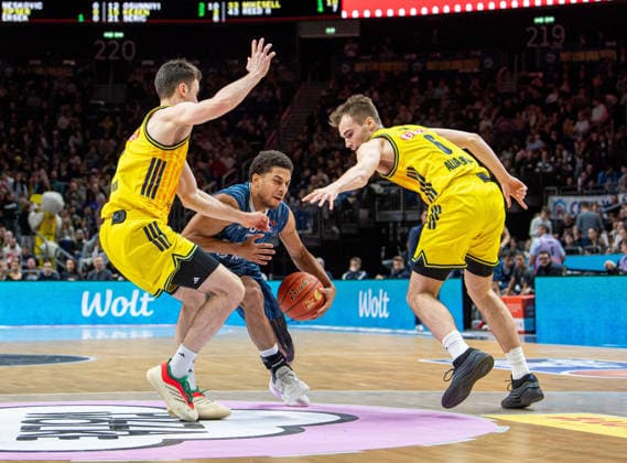 Basketball, Herren, Saison 2025 2026, easyCredit BBL (15. Spieltag), Alba Berlin - MLP Academics Heidelberg, v.l. Jonas Mattiseck (Alba), Kevin McClain (Heidelberg), Malte Delow (Alba), 11.01.2026, Copyright: xSebastianxRäppold MatthiasxKochx