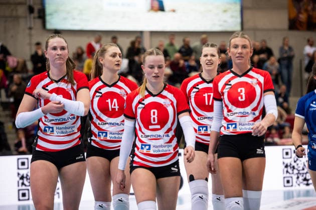 Hannah Ammerman (ETV Hamburger Volksbank Volleys, 12), Fiona Dittmann (ETV Hamburger Volksbank Volleys, 14), Zoe Konjer (ETV Hamburger Volksbank Volleys, 08), Louisa Krams (ETV Hamburger Volksbank Volleys, 17), Lina Koester (ETV Hamburger Volksbank Volleys, 03) - sichtlich enttaeuscht nach verlorenem Satz GER, Allianz MTV Stuttgart - ETV Hamburger Volksbank Volleys, Volleyball Bundesliga, VBL, Spielzeit 2025 2026, 11.01.2026 GER, Allianz MTV Stuttgart - ETV Hamburger Volksbank Volleys, Volleyball Bundesliga, VBL, Spielzeit 2025 2026, 11.01.2026 Stuttgart Copyright: xSandyxDinkelackerx EP_SDR