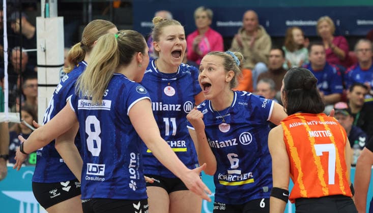 Stuttgart , Volleyball Bundesliga Allianz MTV Stuttgart vs. ETV Hamburger Volksbank Volleys , Jubel Stuttgart , von links: Pauline Martin Antonia Stautz