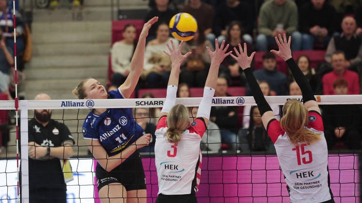 Stuttgart , Volleyball Bundesliga Allianz MTV Stuttgart vs. ETV Hamburger Volksbank Volleys , links: Pauline martin ( Stuttgart )