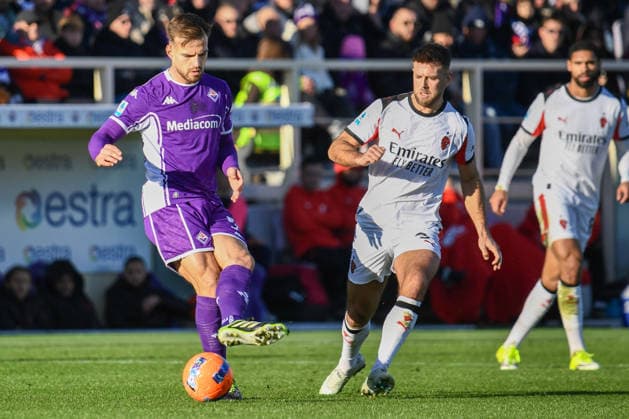 CALCIO - Serie A - ACF Fiorentina vs AC Milan Marin Pongracic (Fiorentina) thwarted by Niclas Fullkrug (Milan) during ACF Fiorentina vs AC Milan, Italian soccer Serie A match in Florence, Italy, January 11 2026 Florence Italy  Copyright: xIPAxSport ABACAx