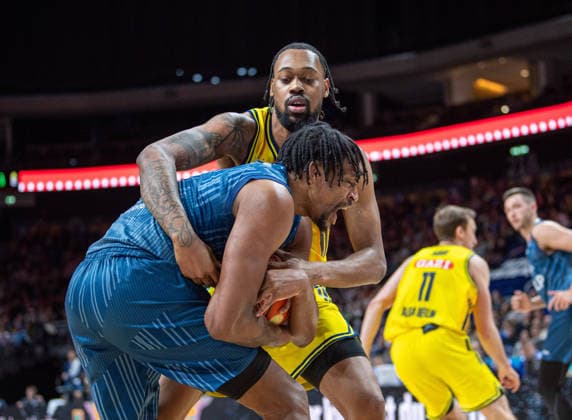 Basketball, Herren, Saison 2025 2026, easyCredit BBL (15. Spieltag), Alba Berlin - MLP Academics Heidelberg, v.l. Osun Osunniyi (Heidelberg), J wan Roberts (Alba), 11.01.2026, Copyright: xSebastianxRäppold MatthiasxKochx