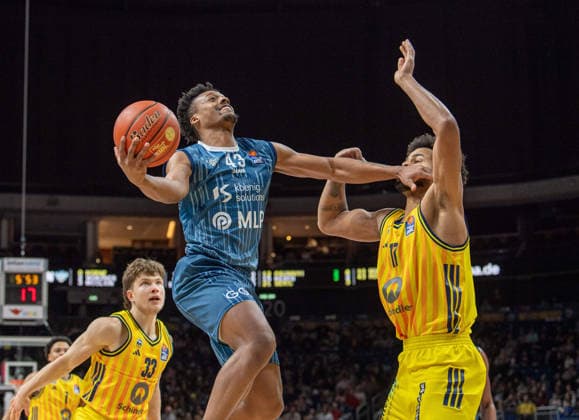 Basketball, Herren, Saison 2025 2026, easyCredit BBL (15. Spieltag), Alba Berlin - MLP Academics Heidelberg, v.l. Eric Reed II (Heidelberg), Norris Agbakoko (Alba), 11.01.2026, Copyright: xSebastianxRäppold MatthiasxKochx