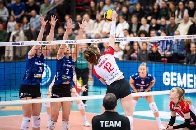 Hannah Ammerman (ETV Hamburger Volksbank Volleys, 12) vs. Stuttgarter Block aus Pauline Martin (Allianz MTV Stuttgart, 11) und Jasmine Gross (Allianz MTV Stuttgart, 03) GER, Allianz MTV Stuttgart - ETV Hamburger Volksbank Volleys, Volleyball Bundesliga, VBL, Spielzeit 2025 2026, 11.01.2026 GER, Allianz MTV Stuttgart - ETV Hamburger Volksbank Volleys, Volleyball Bundesliga, VBL, Spielzeit 2025 2026, 11.01.2026 Stuttgart Copyright: xSandyxDinkelackerx EP_SDR