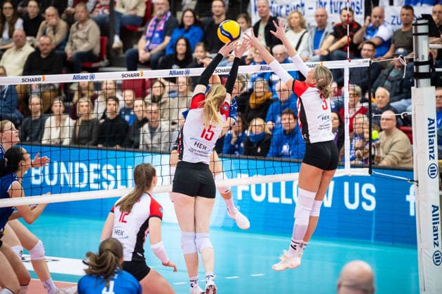 Alexa Sophie Thaden (ETV Hamburger Volksbank Volleys, 15) und Lina Koester (ETV Hamburger Volksbank Volleys, 03) versuchen Ball von Antonia Stautz (Allianz MTV Stuttgart, 06) zu blocken GER, Allianz MTV Stuttgart - ETV Hamburger Volksbank Volleys, Volleyball Bundesliga, VBL, Spielzeit 2025 2026, 11.01.2026 GER, Allianz MTV Stuttgart - ETV Hamburger Volksbank Volleys, Volleyball Bundesliga, VBL, Spielzeit 2025 2026, 11.01.2026 Stuttgart Copyright: xSandyxDinkelackerx EP_SDR