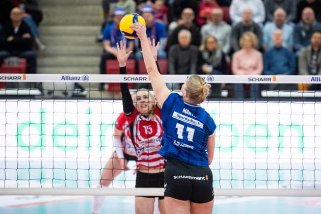 Pauline Martin (Allianz MTV Stuttgart, 11) vs. Alexa Sophie Thaden (ETV Hamburger Volksbank Volleys, 15) GER, Allianz MTV Stuttgart - ETV Hamburger Volksbank Volleys, Volleyball Bundesliga, VBL, Spielzeit 2025 2026, 11.01.2026 GER, Allianz MTV Stuttgart - ETV Hamburger Volksbank Volleys, Volleyball Bundesliga, VBL, Spielzeit 2025 2026, 11.01.2026 Stuttgart Copyright: xSandyxDinkelackerx EP_SDR