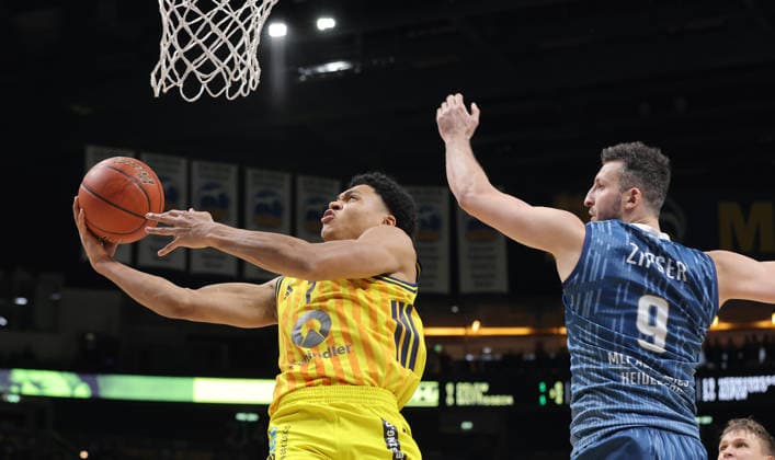 Jack Kayil am Ball, Paul Zipser Zweikampf Spielszene Aktion Basketball BBL Bundesliga Herren 15. Spieltag Saison 2025 2026 11.01.2026 ALBA Berlin vs MLP Academics Heidelberg