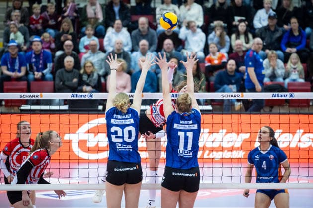 Stuttgarter Block aus Marie Steinhilber (Allianz MTV Stuttgart, 20) und Pauline Martin (Allianz MTV Stuttgart, 11) GER, Allianz MTV Stuttgart - ETV Hamburger Volksbank Volleys, Volleyball Bundesliga, VBL, Spielzeit 2025 2026, 11.01.2026 GER, Allianz MTV Stuttgart - ETV Hamburger Volksbank Volleys, Volleyball Bundesliga, VBL, Spielzeit 2025 2026, 11.01.2026 Stuttgart Copyright: xSandyxDinkelackerx EP_SDR