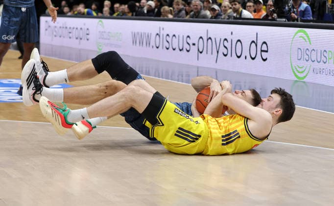 Dusan Neskovic im Zweikampf mit Jonas Mattisseck Aktion Spielszene Basketball BBL Bundesliga Herren 15. Spieltag Saison 2025 2026 11.01.2026 ALBA Berlin vs MLP Academics Heidelberg