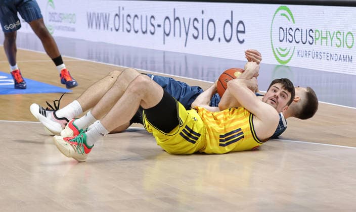 Dusan Neskovic im Zweikampf mit Jonas Mattisseck Aktion Spielszene Basketball BBL Bundesliga Herren 15. Spieltag Saison 2025 2026 11.01.2026 ALBA Berlin vs MLP Academics Heidelberg