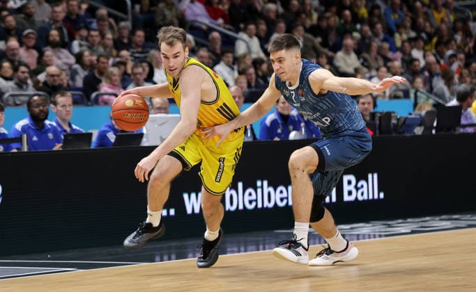 Malte Delow am Ball, Dusan Neskovic Zweikampf Spielszene Aktion Basketball BBL Bundesliga Herren 15. Spieltag Saison 2025 2026 11.01.2026 ALBA Berlin vs MLP Academics Heidelberg