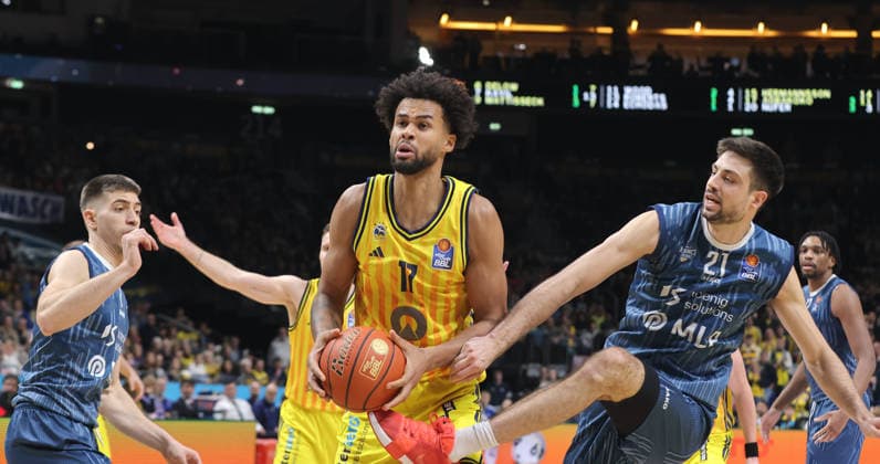 Norris Agbakoko am Ball, Mateo Seric Zweikampf Spielszene Aktion Basketball BBL Bundesliga Herren 15. Spieltag Saison 2025 2026 11.01.2026 ALBA Berlin vs MLP Academics Heidelberg