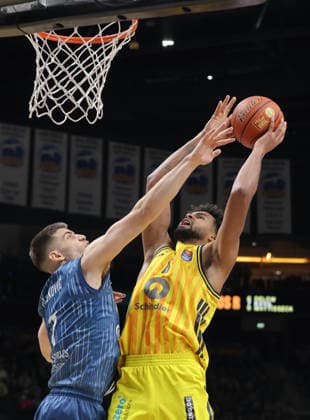Dusan Neskovic, Norris Agbakoko am Ball Zweikampf Spielszene Aktion Basketball BBL Bundesliga Herren 15. Spieltag Saison 2025 2026 11.01.2026 ALBA Berlin vs MLP Academics Heidelberg
