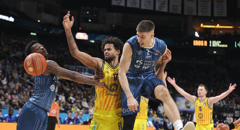 Eric Reed II, Norris Agbakoko, Dusan Neskovic Zweikampf Spielszene Aktion Basketball BBL Bundesliga Herren 15. Spieltag Saison 2025 2026 11.01.2026 ALBA Berlin vs MLP Academics Heidelberg