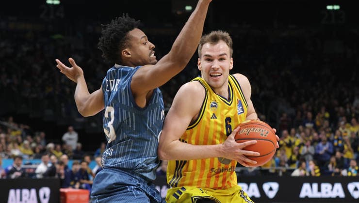 Eric Reed II, Malte Delow am Ball Zweikampf Spielszene Aktion Basketball BBL Bundesliga Herren 15. Spieltag Saison 2025 2026 11.01.2026 ALBA Berlin vs MLP Academics Heidelberg