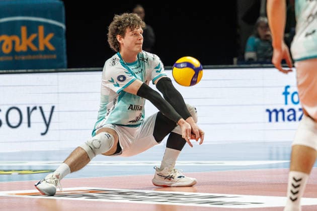 11.01.26, Berlin, Volleyball, 15. Spieltag, Berlin Recycling Volleys - SWD Powervolleys Düren. Zac Hutcheson (SWD Powervolleys Düren) nimmt den Ball an. Berlin Recycling Volleys - SWD Powervolleys Düren