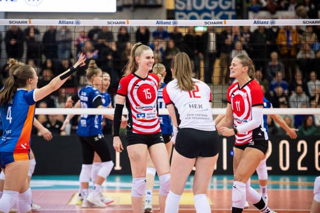 Jubel beim Hamburger Team - MitteAlexa Sophie Thaden (ETV Hamburger Volksbank Volleys, 15), Hannah Ammerman (ETV Hamburger Volksbank Volleys, 12), Svea Frobel (ETV Hamburger Volksbank Volleys, 11), li. noch Sarah Stiriz (ETV Hamburger Volksbank Volleys, 04) GER, Allianz MTV Stuttgart - ETV Hamburger Volksbank Volleys, Volleyball Bundesliga, VBL, Spielzeit 2025 2026, 11.01.2026 GER, Allianz MTV Stuttgart - ETV Hamburger Volksbank Volleys, Volleyball Bundesliga, VBL, Spielzeit 2025 2026, 11.01.2026 Stuttgart Copyright: xSandyxDinkelackerx EP_SDR