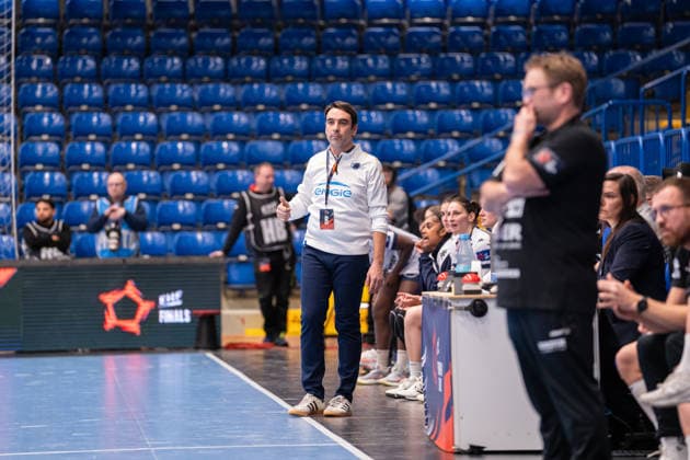 HSG Blomberg-Lippe (GER) vs. Chambray Touraine Handball (FRA), Handball, EHF European League Women, Gruppenphase, 11.1.2026, Saision 2025 2026, Lemgo Comte Camille (Chambray Touraine Handball, Trainer) freut sich Lemgo Phoenix Contact Arena Deutschland