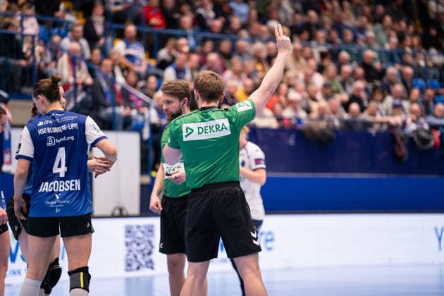 HSG Blomberg-Lippe (GER) vs. Chambray Touraine Handball (FRA), Handball, EHF European League Women, Gruppenphase, 11.1.2026, Saision 2025 2026, Lemgo Vojtech Benus (Schiedsrichter) gibt Nieke Kuehne (HSG Blomberg-Lippe, 09) eine 2-Minuten Strafe Lemgo Phoenix Contact Arena Deutschland