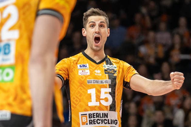 11.01.26, Berlin, Volleyball, 15. Spieltag, Berlin Recycling Volleys - SWD Powervolleys Düren. Moritz Reichert (BR Volleys) freut sich ueber den Punktgewinn. Berlin Recycling Volleys - SWD Powervolleys Düren