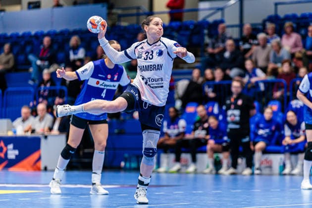 Jovana Stoiljkovic (Chambray Touraine Handball, 33) beim Siebenmeter 7 Meter Wurf GER, HSG Blomberg-Lippe (GER) vs. Chambray Touraine Handball (FRA), Handball, EHF European League Women, Gruppenphase, 11.01.2026 GER, HSG Blomberg-Lippe (GER) vs. Chambray Touraine Handball (FRA), Handball, EHF European League Women, Gruppenphase, 11.01.2026 Lemgo Copyright: xEibner-Pressefoto JanxRollingerx EP_JSK