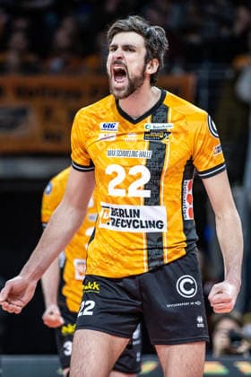 11.01.26, Berlin, Volleyball, 15. Spieltag, Berlin Recycling Volleys - SWD Powervolleys Düren. Jake Hanes (BR Volleys) freut sich ueber den Punktgewinn. Berlin Recycling Volleys - SWD Powervolleys Düren