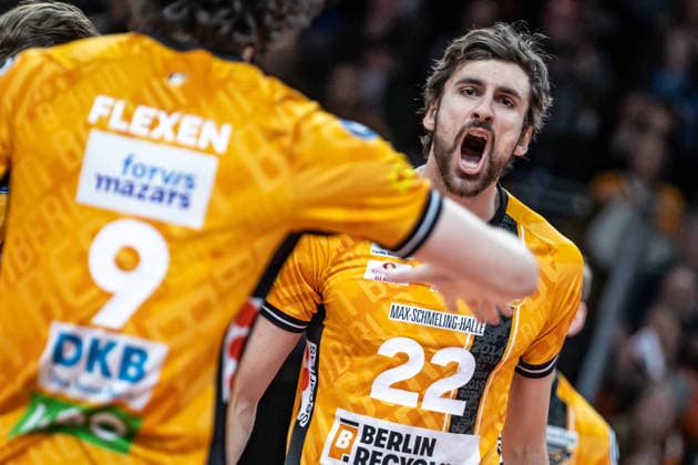11.01.26, Berlin, Volleyball, 15. Spieltag, Berlin Recycling Volleys - SWD Powervolleys Düren. Jake Hanes (BR Volleys) freut sich ueber den Punktgewinn. Berlin Recycling Volleys - SWD Powervolleys Düren