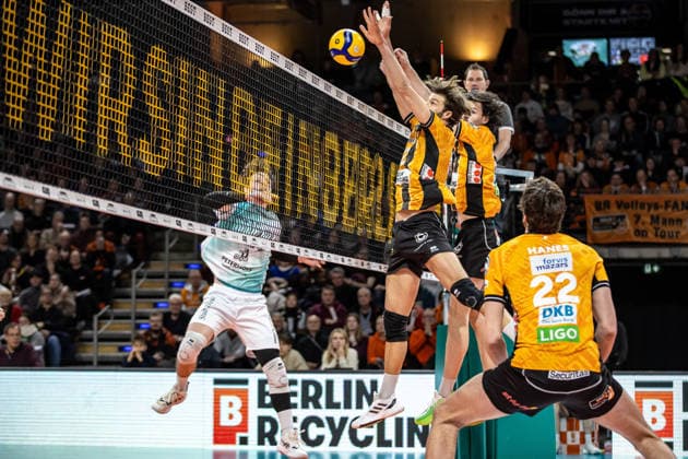 11.01.26, Berlin, Volleyball, 15. Spieltag, Berlin Recycling Volleys - SWD Powervolleys Düren. Matthew Knigge (BR Volleys) spielt den Ball ueber das Netz. Berlin Recycling Volleys - SWD Powervolleys Düren