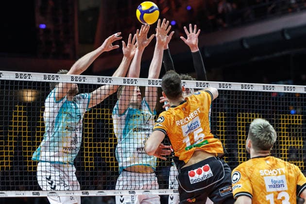 11.01.26, Berlin, Volleyball, 15. Spieltag, Berlin Recycling Volleys - SWD Powervolleys Düren. Moritz Reichert (BR Volleys) spielt den Ball ueber das Netz. Berlin Recycling Volleys - SWD Powervolleys Düren