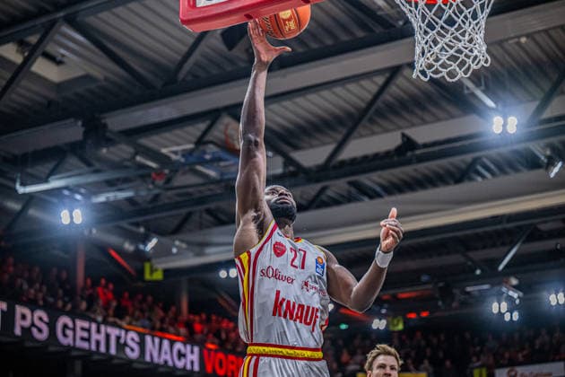 1. Basketball Bundesliga, easyCredit BBL, Saison 2025 2026, Herren, Hauptrunde, 15. Spieltag, 11.01.2026, RASTA Vechta - Fitness First Würzburg Baskets Eddy Edigin Jr ( 27 - Fitness First Würzburg Baskets) beim Korbleger Vechta RASTA Dome Niedersachsen Deutschland