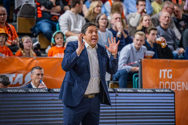 1. Basketball Bundesliga, easyCredit BBL, Saison 2025 2026, Herren, Hauptrunde, 15. Spieltag, 11.01.2026, RASTA Vechta - Fitness First Würzburg Baskets Sasa Filipovski (Head-Coach - Fitness First Würzburg Baskets) während der Partie Vechta RASTA Dome Niedersachsen Deutschland