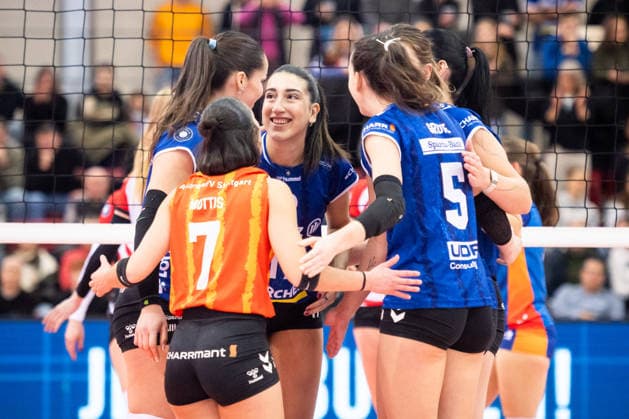 Julia De Paula (Allianz MTV Stuttgart, 17), Mitte - freut sich mit Team GER, Allianz MTV Stuttgart - ETV Hamburger Volksbank Volleys, Volleyball Bundesliga, VBL, Spielzeit 2025 2026, 11.01.2026 GER, Allianz MTV Stuttgart - ETV Hamburger Volksbank Volleys, Volleyball Bundesliga, VBL, Spielzeit 2025 2026, 11.01.2026 Stuttgart Copyright: xSandyxDinkelackerx EP_SDR