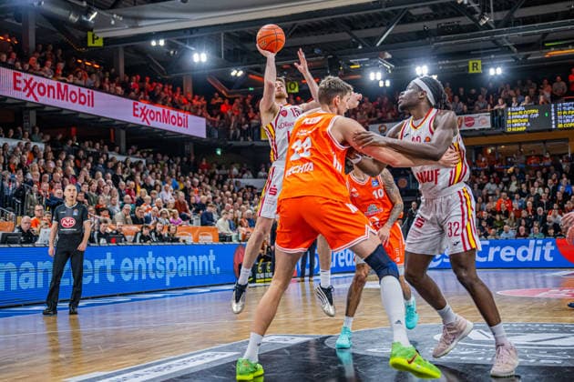 1. Basketball Bundesliga, easyCredit BBL, Saison 2025 2026, Herren, Hauptrunde, 15. Spieltag, 11.01.2026, RASTA Vechta - Fitness First Würzburg Baskets Ryan Schwieger ( 15 - Fitness First Würzburg Baskets) während der Partie Vechta RASTA Dome Niedersachsen Deutschland