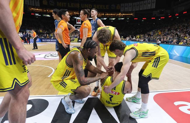 Jack Kayil angeschlagen nach Zweikampf mit Damariae Horne am Boden Basketball BBL Bundesliga Herren 15. Spieltag Saison 2025 2026 11.01.2026 ALBA Berlin vs MLP Academics Heidelberg