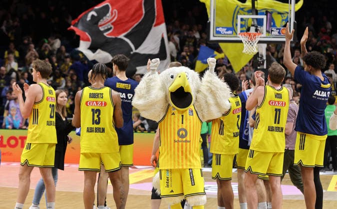 Alba Mannschaft jubelt nach Spielende Freude Emotion Jubel Basketball BBL Bundesliga Herren 15. Spieltag Saison 2025 2026 11.01.2026 ALBA Berlin vs MLP Academics Heidelberg