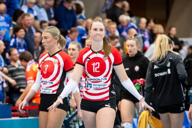 Hannah Ammerman (ETV Hamburger Volksbank Volleys, 12) und Lina Koester (ETV Hamburger Volksbank Volleys, 03), li. - sichtlich enttaeuscht nach verlorenem Satz GER, Allianz MTV Stuttgart - ETV Hamburger Volksbank Volleys, Volleyball Bundesliga, VBL, Spielzeit 2025 2026, 11.01.2026 GER, Allianz MTV Stuttgart - ETV Hamburger Volksbank Volleys, Volleyball Bundesliga, VBL, Spielzeit 2025 2026, 11.01.2026 Stuttgart Copyright: xSandyxDinkelackerx EP_SDR