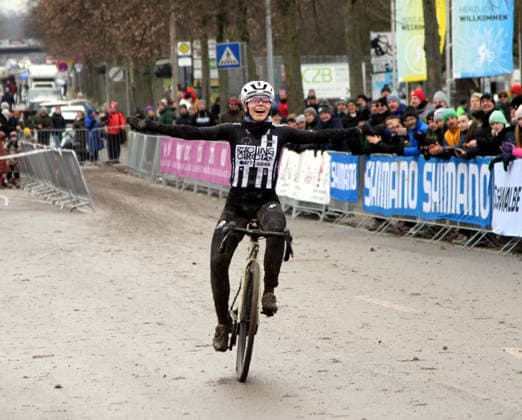 lsb - Radsport - Cyclo Cross - Deutsche Meisterschaften in Bensheim - 10. und 11.01.2026 - Saison 2025-2026 - Bensheim v. l. Judith Krahl Rose Cycling Circle Siegerin Elite Damen Aktion, Einzelbild, -