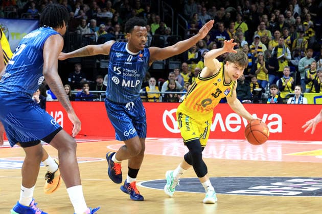 DEU, easyCredit BBL, ALBA vs. MLP Academics Heidelberg, 11.01.2026, Uber-Arena, Berlin, DEU, easyCredit BBL, ALBA vs. MLP Academics Heidelberg, im Bild Bennet Hundt (ALBA Berlin 33), DJ Horne (Heidelberg 0)