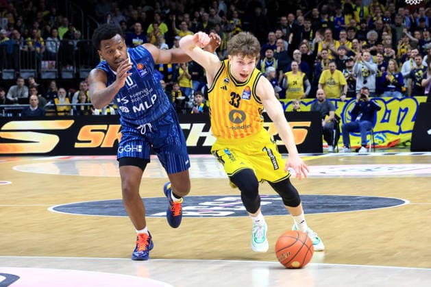 DEU, easyCredit BBL, ALBA vs. MLP Academics Heidelberg, 11.01.2026, Uber-Arena, Berlin, DEU, easyCredit BBL, ALBA vs. MLP Academics Heidelberg, im Bild Bennet Hundt (ALBA Berlin 33), DJ Horne (Heidelberg 0)